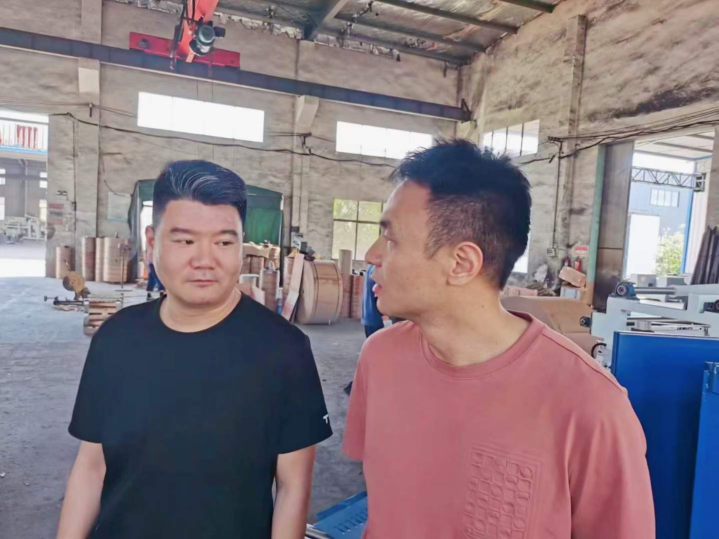 熱烈歡迎西工大趙盼博士后、教授帶領科研團隊到上高縣雙新紙桶設備有限公司考察，雙方就全自動鐵箍紙桶設備流水線的研發達成了初步的意向。